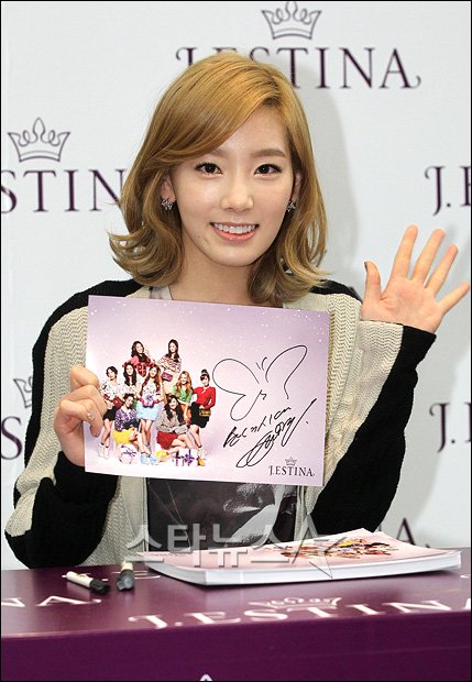 [pics] Taeyeon trong buổi ký tặng J.Estina hôm nay 2011120419270171510_1