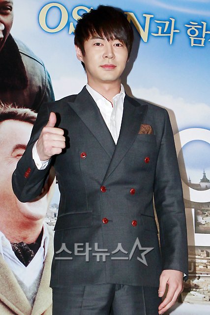 [NewsPics] JunJin @ 'Untouchable' Movie Premier at Cheongdam CGV 2012030720575616783_1