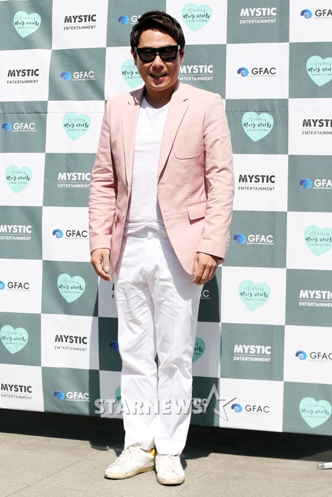 ☆포토]윤종신, 상큼한 분홍 자켓