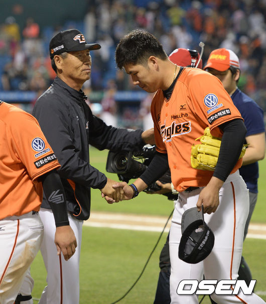 경기 후 김성근 감독(좌)과 권혁. /사진=OSEN