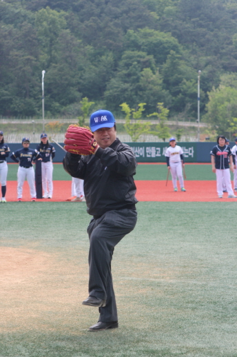 제5회 익산시장기 전국여자야구대회 개막전에서 시구를 하고 있는 박경철 익산시장. /사진=한국여자야구연맹 제공