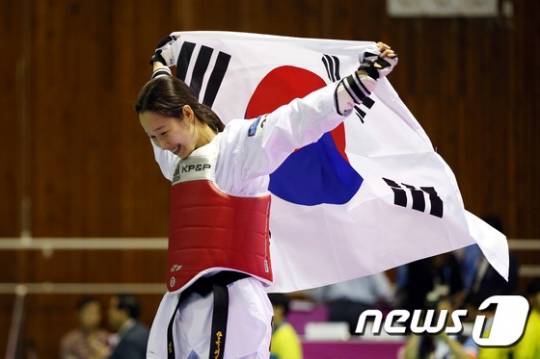 9일 오후 광주 동구 조선대학교 체육관에서 열린 2015광주 하계유니버시아드대회 태권도 여자 -57kg급 결승전 한국과 포르투갈의 경기에서 금메달을 획득한 김소희. /사진=뉴스1