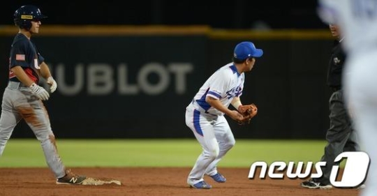 15일 오후(현지시간) 대만 타이베이 티엔무 야구장에서 열린 2015 WBSC 프리미어12 B조 예선 5차전 대한민국과 미국의 경기 연장 10회초 승부치기 미국 에덤 프레이져의 2루 도루 성공에 정근우가 심판에게 항의하고 있다. 15/뉴스1