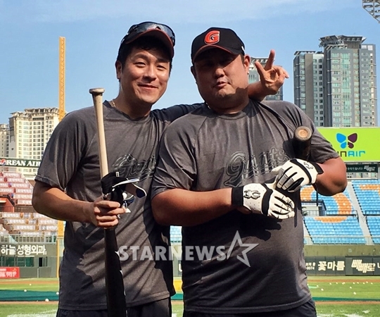 25일 LG전을 앞두고 강민호와 최준석이 \'급조한(?) 인증샷\'을 찍고 있다. /사진=김지현 기자