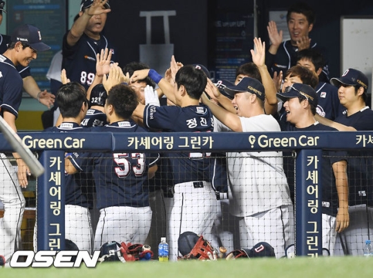 두산이 마산 원정 2연전을 모두 쓸어담으며 웃었다.
