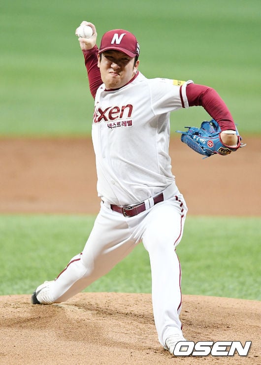 13일 마운드에 올라 역투하는 신재영.