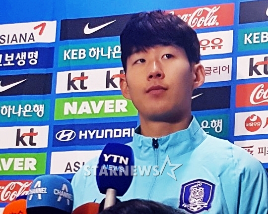 14일 경기 후 믹스트존에서 인터뷰에 임하고 있는 손흥민 /사진=김우종 기자