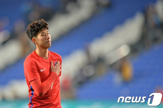 호랑이 엠블럼에 손을 댄 채 팬들에게 인사하고 있는 손흥민 /사진=뉴스1