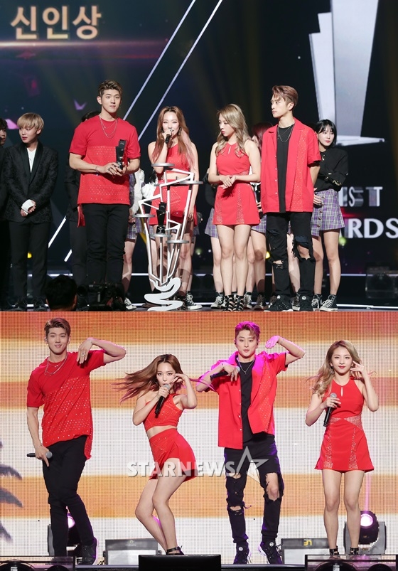 2017 Asia Artist Awards(아시아아티스트어워즈, AAA)에서 신인상을 받은 KARD(위)와 공연 모습 /사진=김창현 기자, 김휘선 기자
