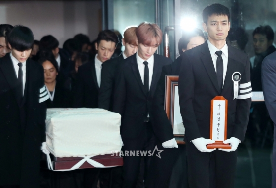 고 종현 발인식에 함께 한 샤이니 멤버 민호(오른쪽)와 슈퍼주니어 이특, 은혁, 동해, 예성(중간부터)의 모습 /사진=김휘선 기자