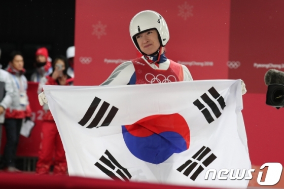 4차 주행을 마친 프리쉐가 태극기를 들어보이고 있다. /사진=뉴스1
