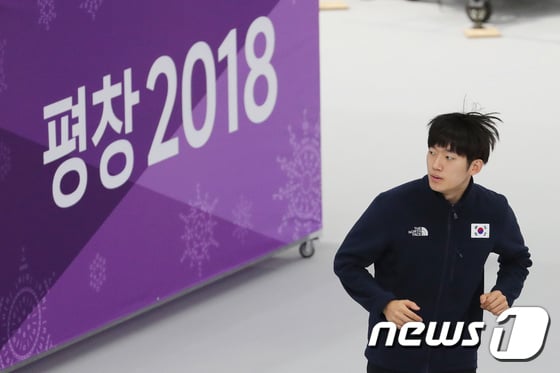 경기 전 몸을 풀고 있는 주형준 /사진=뉴스1