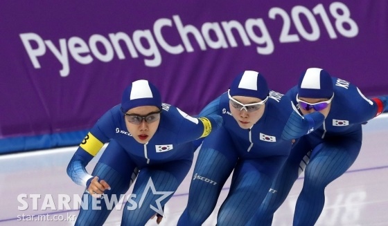스피드스케이팅 박지우, 노선영, 김보름이 21일 오후 강원도 강릉 오발 경기장 열린 \'2018 평창동계올림픽\' 여자 팀추월 결승D 경기에서 역주하고 있다. /사진=김창현 기자