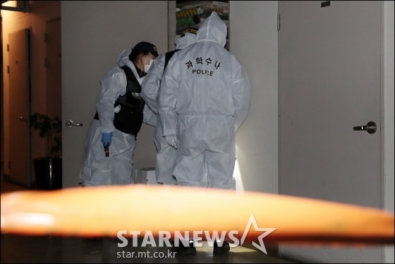 경찰이 9일 오후 서울 광진구 한 주상복합건물 지하주차장 창고에서 조사를 진행 중이다. 이날 조민기가 숨진 채 발견됐다. /사진=김창현 기자
