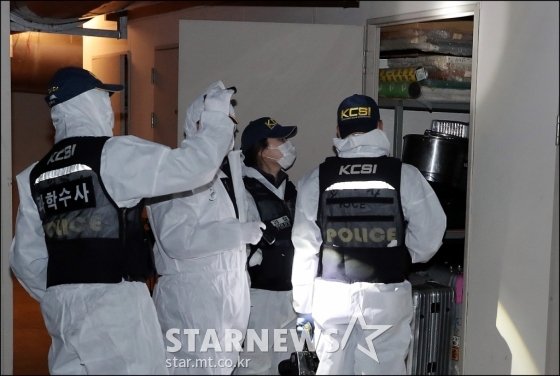 조민기가 9일 오후 4시 5분께 서울 광진구 구의동 한 오피스텔 지하에서 숨진 채 발견된 가운데 경찰 과학수사팀이 현장 감식을 하고 있다. /사진=스타뉴스