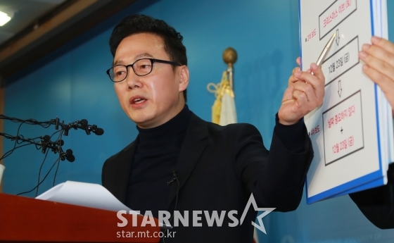 성추행 의혹을 받고 있는 정봉주 전 의원이 12일 오전 서울 여의도 국회 정론관에서 반박 기자회견을 하고 있다. 정 전 의원은 기자회견에서 \'A씨가 성추행을 당했다고 주장하는 2011년 12월 23일 렉싱턴 호텔 룸에 간 것과 A씨를 만난 사실이 없다\'며 여러 자료를 제시했다. /사진=이동훈 기자
