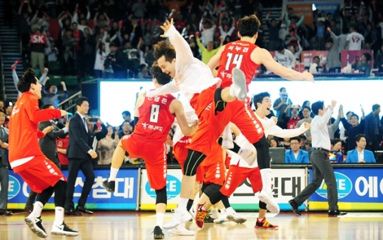 SK 선수들이 승리 이후 기뻐하고 있다. /사진=KBL 제공
