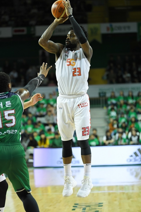 외곽포를 폭발시킨 테리코 화이트. /사진=KBL 제공