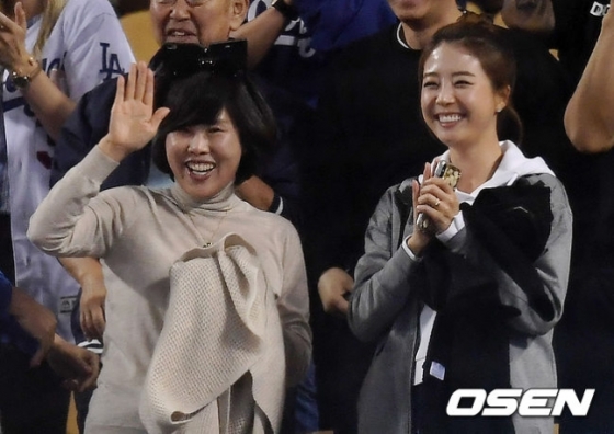 남편 류현진 등판 경기를 찾은 배지현 아나운서(우).