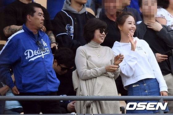 류현진의 부모님과 함께 다저 스타디움을 찾은 배지현 아나운서.