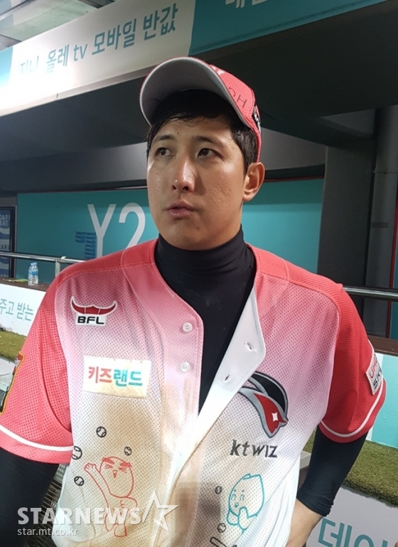 경기 후 인터뷰에 나선 황재균./사진=심혜진 기자