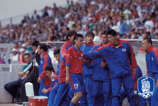 1998 프랑스 월드컵 멕시코전에서 퇴장당하는 하석주 /사진=대한축구협회 제공