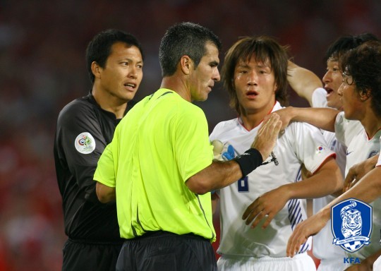 2006 독일 월드컵 스위스전에서 판정에 항의하는 한국 선수들 /사진=대한축구협회 제공