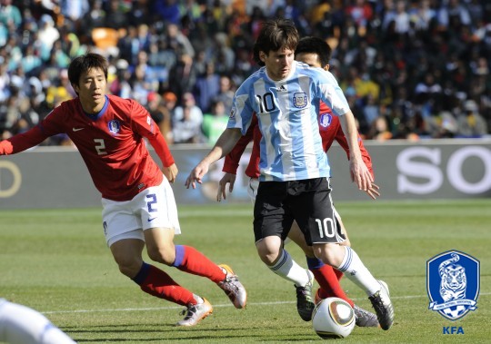 2010 남아공 월드컵 아르헨티나전에서 메시를 방어하는 오범석 /사진=대한축구협회 제공