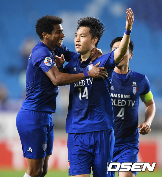 2골을 넣은 김건희(가운데)
