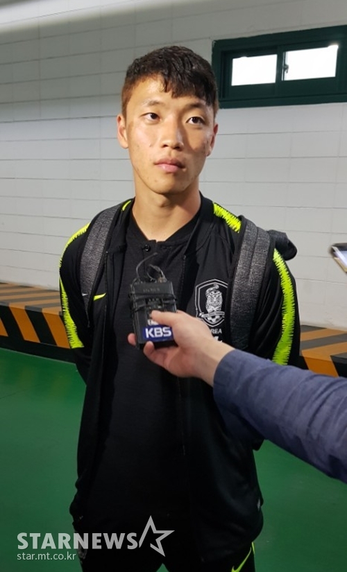 28일 경기 후 믹스트존 인터뷰에 임하고 있는 황희찬 /사진=김우종 기자