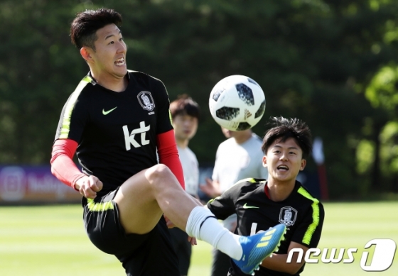 손흥민(좌)과 이승우 /사진=뉴스1