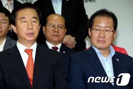 홍준표 자유한국당 대표와 김성태 원내대표 등이 6.13 지방선거 투표가 종료된 13일 오후 서울 여의도 당사에 마련된 개표 상황실에서 방송사 출구 조사 결과를 지켜보고 있다./사진=뉴스1