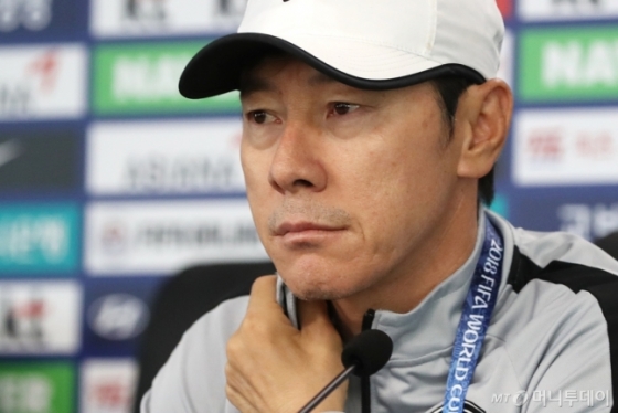 한국 축구대표팀 신태용 감독이 13일 오후(현지시간) 러시아 상트페테르부르크 로모노소프 스파르타크 경기장에서 첫 훈련에 앞서 열린 기자회견에서 취재진의 질문을 듣고 있다. /사진=이기범 기자