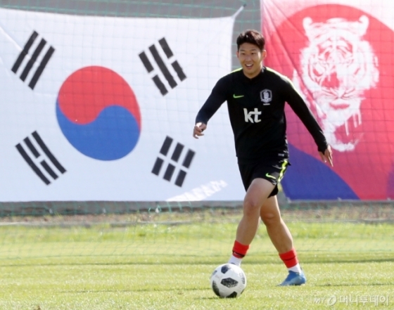 한국 축구대표팀 손흥민이 13일 오후(현지시간) 러시아 상트페테르부르크 로모노소프 스파르타크 경기장에서 첫 훈련을 하고 있다. /사진=이기범 기자