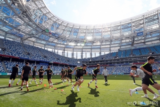 \'2018 러시아 월드컵\' F조 조별리그 대한민국과 스웨덴의 경기를 하루 앞둔 17일 오후(현지시간) 러시아 니즈니 노브고로드 스타디움에서 한국 대표팀이 그라운드 적응훈련을 하고 있다. /사진=니즈니노브고로드(러시아)=이기범 기자