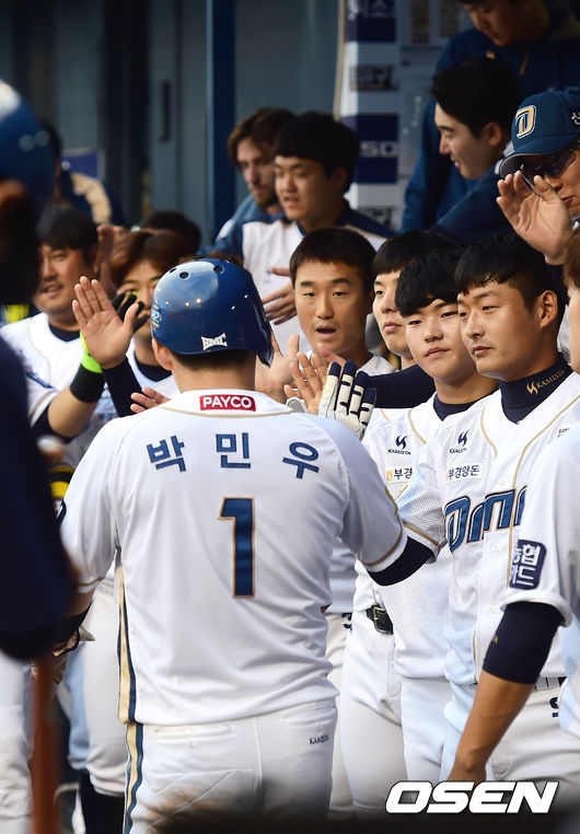 박민우의 득점을 축하하는 NC 선수들.