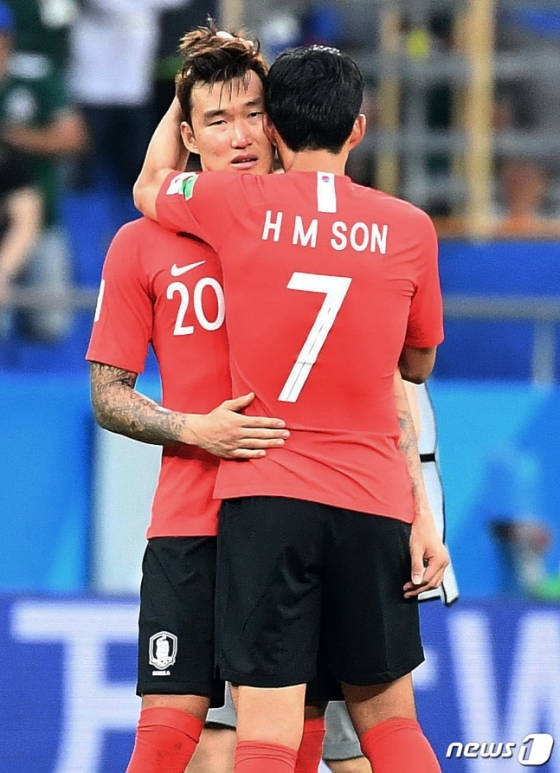 경기 후 손흥민과 포옹하고 있는 장현수(뒤) /사진=뉴스1