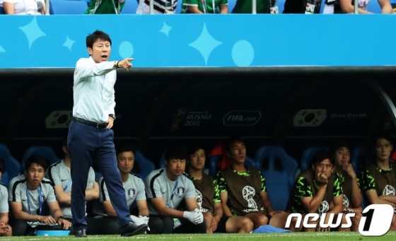 신태용 감독과 코칭스태프 및 벤치 선수들 /사진=뉴스1