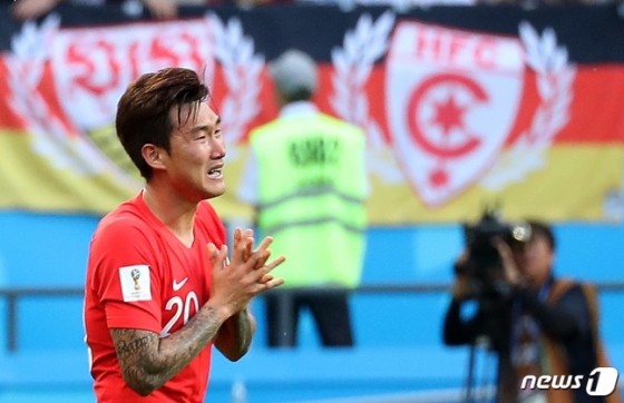 축구대표팀 장현수가 27일 오후(현지시간) 러시아 카잔 아레나에서 열린 2018 러시아월드컵 F조 최종전 대한민국과 독일의 경기에서 후반 45분 김영권의 골이 비디오 판독 결과 골로 인정된 뒤 눈물을 글썽이며 감격하고 있다. /사진=뉴스1
