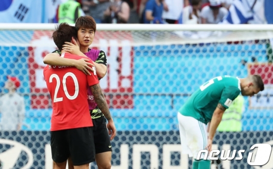 축구대표팀 주장 기성용이 27일 오후(현지시간) 러시아 카잔 아레나에서 열린 2018 러시아월드컵 F조 최종전 대한민국과 독일의 경기를 2-0 승리로 마친 뒤 장현수를 안아주고 있다. /사진=뉴스1