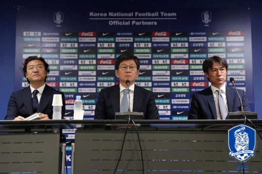 (왼쪽부터)김판곤 국가대표감독선임위원장-정몽규 대한축구협회장-홍명보 전무이사 /사진=대한축구협회 제공