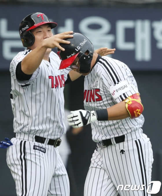 김현수가 홈런을 친 채은성을 축하하고 있다. /사진=뉴스1