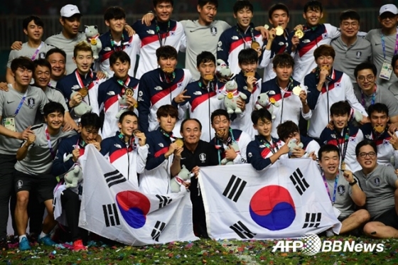 아시안게임 2연패를 이뤄낸 김학범호. /AFPBBNews=뉴스1