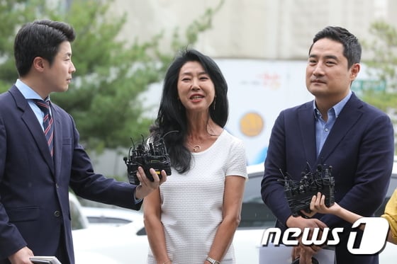 분당경찰서에 출석한 김부선과 강용석 변호사 / 사진=뉴스1