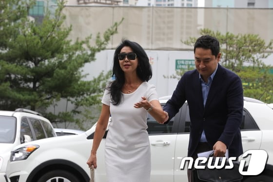 분당경찰서에 출석한 김부선과 강용석 변호사 / 사진=뉴스1