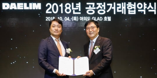 대림산업 박상신 대표(우측)가 일우건설산업 이석무 대표(좌측)와 공정거래 협약서를 체결하고 기념사진을 찍고 있다./사진제공=대림