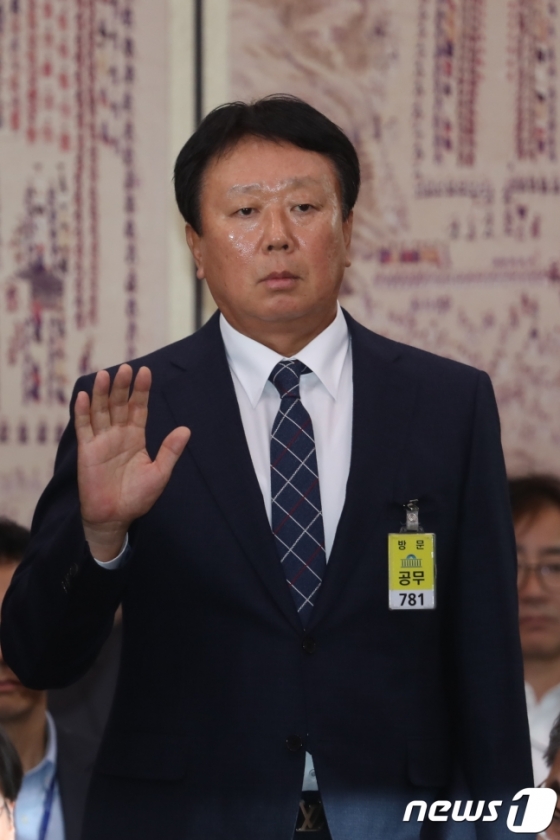 증인 선서를 하는 선동열 감독. /사진=뉴스1
