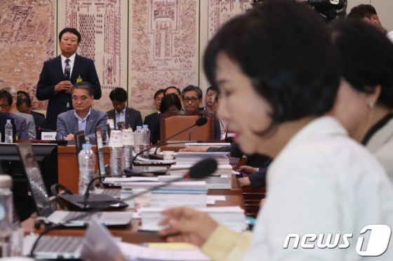 선동열(왼쪽 위) 2018자카르타-팔렘방 아시안게임 야구 대표팀 감독이 10일 오후 서울 여의도 국회 문화체육관광위원회의 문화체육관광부 등에 대한 국정감사에 출석해 손혜원(오른쪽) 더불어민주당 의원의 질의에 답하고 있다. /사진=뉴스1