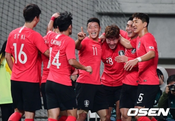 황의조의 선제골로 기뻐하는 대한민국 선수들.
