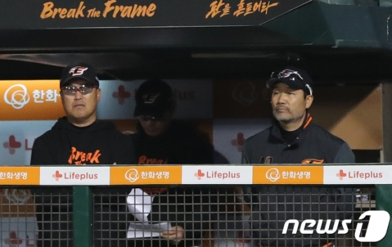 한용덕(오른쪽) 한화 감독 /사진=뉴스1